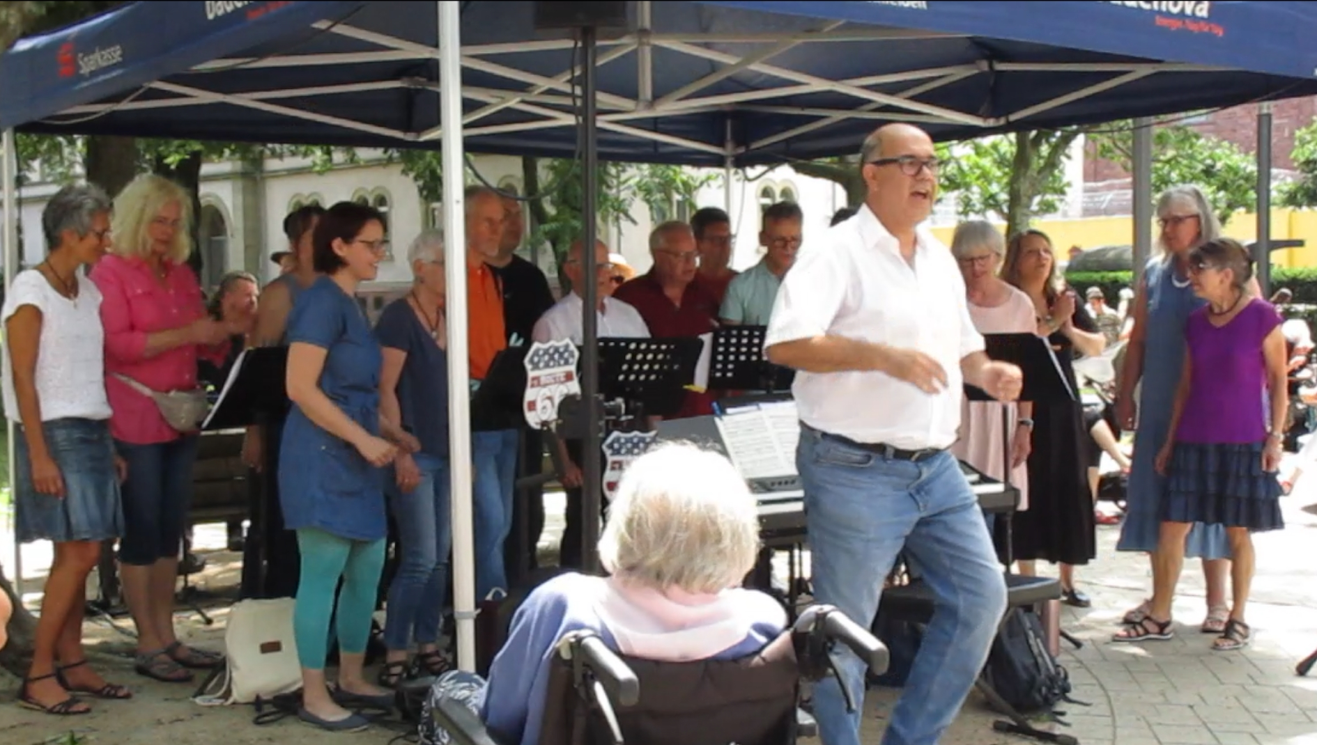 Route 66 Lorrach singt Hebelpark mit Dirigent Johannes Henning in Action